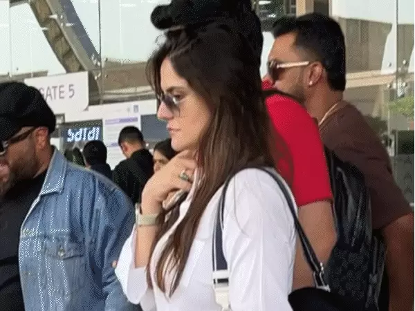 जयपुर एयरपोर्ट पर स्टाइलिश अंदाज में नजर आईं जरीन खान: फाइव स्टार होटल के इवेंट में लेंगी हिस्सा