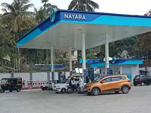 नायरा ने पेट्रोल ₹5 और डीजल ₹3 प्रति लीटर किया सस्ता, कच्चे तेल में गिरावट का मिला फायदा