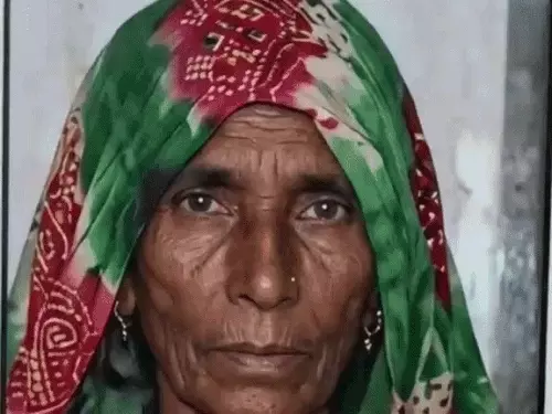 सड़क किनारे चारपाई पर सो रही महिला को कार ने कुचला, मौत; बेटा घायल, परिजनों ने पुलिस पर लगाए गंभीर आरोप