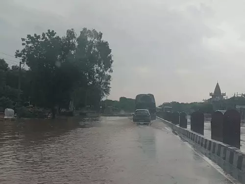 दौसा में आज बारिश का अलर्ट: तापमान में गिरावट, सिकंदरा चौराहे पर सड़क पर भरा पानी