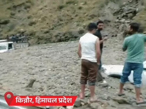 देशभर में बारिश का कहर: उज्जैन में क्षिप्रा नदी उफान पर, मंदिर डूबे; गुजरात में पानी के तेज बहाव में बच्चे बहे, हिमाचल में लैंडस्लाइड से गाड़ियां दबीं