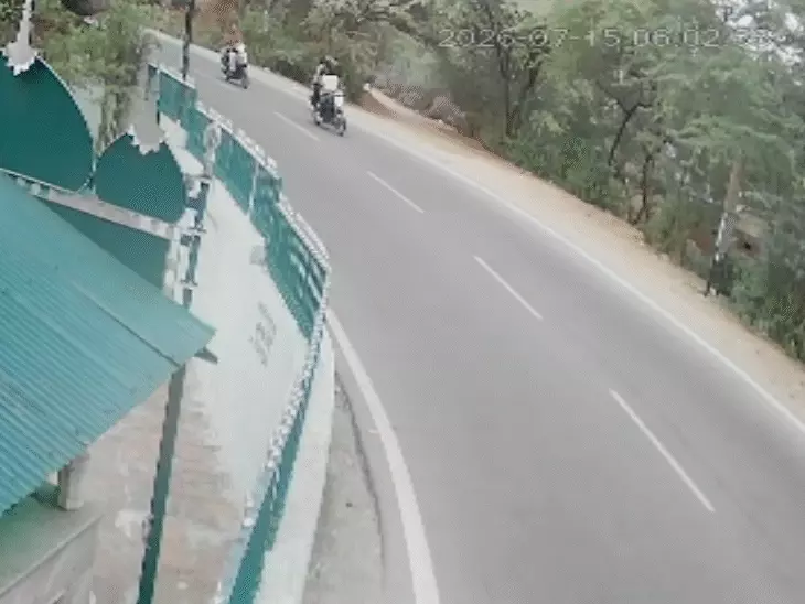 आमेर घाटी में तेज रफ्तार का कहर, स्कूटी-कार की आमने-सामने भिड़ंत; एक युवक की मौत, दो घायल, CCTV में कैद हुआ हादसा