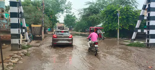 बारिश बनी मुसीबत, नाले का मलबा सड़क पर, जलभराव से बढ़ी मुश्किलें