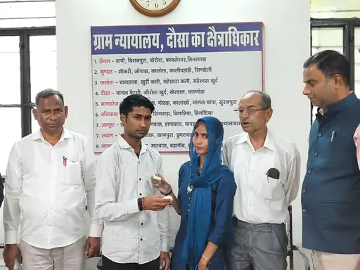 दौसा में पति-पत्नी का विवाद सुलझा, मिठाई खिलाकर मनाई खुशी: