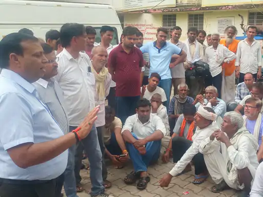 रिटायर्ड प्रधानाध्यापक का 18 घंटे बाद भी नहीं हुआ पोस्टमार्टम:परिजन मांगों को लेकर धरने पर बैठे; कल करंट लगने से हुई थी मौत