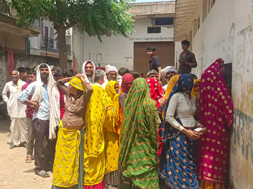 खाद वितरण में धक्का-मुक्की, किसान परेशान: समिति कार्यालय पर घंटों इंतजार के बाद मिला डीएपी खाद